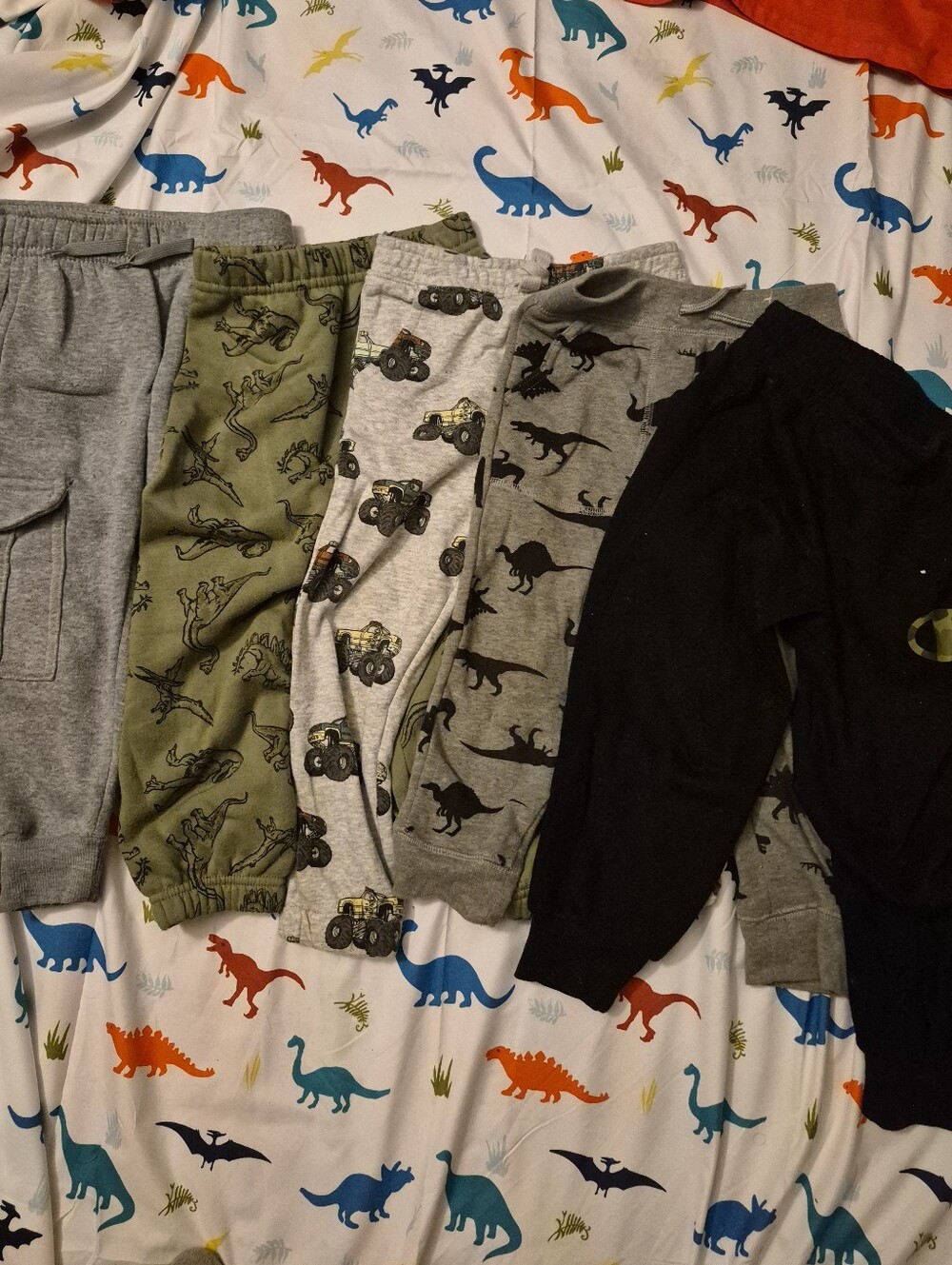 (4) 4T & (1) 3T Pairs Of Sweatpants For A Little boy